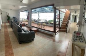 里奥班巴沙洛姆酒店的带沙发的大客厅和阳台