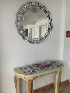 里奥班巴沙洛姆酒店的墙上的一张带镜子的桌子