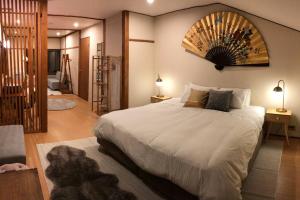 AkakuraSki In Ski Out Myoko. Luxury Chalet sleeps 12的卧室配有一张大白床和大镜子