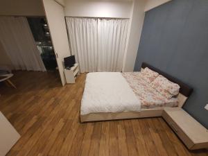 苏拉特P C Homes at Belliza near airport的一间小卧室,配有一张床和电视