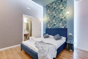 罗马ORAZIO INN SUITE的一间卧室配有一张蓝色床头板的床