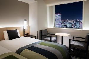 大阪Hotel Hankyu RESPIRE OSAKA的市景卧室 - 带1张床