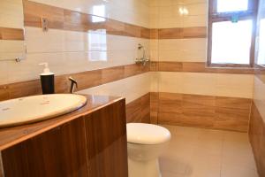 穆克缇斯瓦Chirping Orchard, Mukteshwar的浴室配有白色卫生间和盥洗盆。