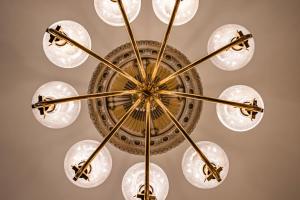 克里斯蒂安斯塔德克利斯汀IV第一酒店的吊灯,有许多清晰的玻璃球