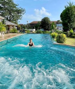 Baan Nai Daeng Villa /Baannaidaengvilla内部或周边的泳池