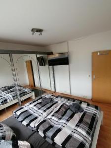 普劳恩schöne Ferienwohnung über den Dächern von Plauen的一间卧室配有一张床铺,床上有毯子