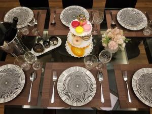 七岩PoolVilla Chaam NL的桌子,盘子和餐具,蛋糕