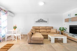 贝纳哈拉菲Casa Pepe的客厅配有沙发和桌子