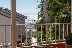 贝纳哈拉菲Casa Pepe的阳台享有海景。