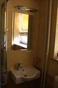 华沙马萨科斯卡旅馆的一间带水槽和镜子的浴室