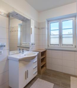 茵特斯托德Appartement Hess Hinterstoder的白色的浴室设有水槽和镜子