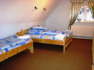 阿列谢尼Casa Dorina的双床间设有2张单人床。