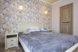 格里比夫卡Парк-отель Коттеджи Меркурий的一间卧室配有一张带蓝色毯子的床