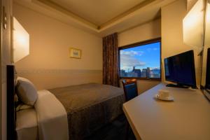 盛冈盛冈爱斯酒店的酒店客房设有床和窗户。