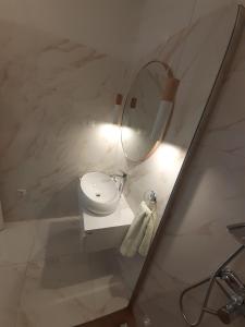赫瓦尔Barko apartment and rooms的白色的浴室设有水槽和镜子
