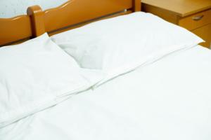GherlaCasa Zâna Bună的床上配有2个白色枕头