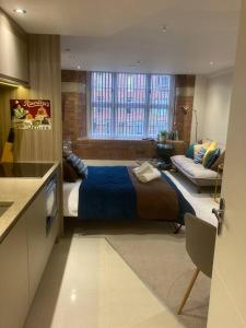 约克48 Cocoa Suites, York City Centre的一间卧室配有一张床和一个沙发