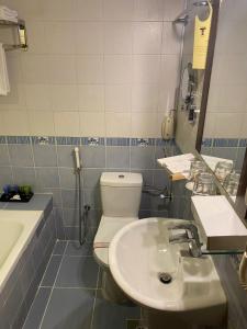 麦地那Saraya Harmony Hotel C的浴室配有白色卫生间和盥洗盆。