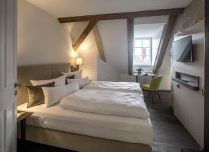 雷根斯堡Altstadthotel der Patrizier的卧室配有一张白色大床