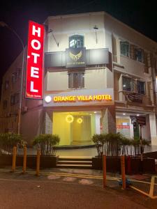 芙蓉Orange Villa Hotel Near Palm Mall Seremban的橙色别墅酒店前面有标志