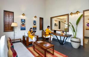 纳西克Viveda Wellness Resort的坐在房间里的一个男人和一个女人