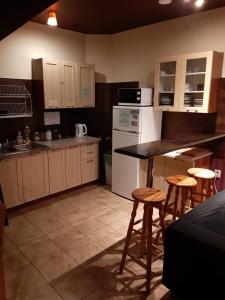 托伦橙色旅舍的厨房配有柜台和一些凳子