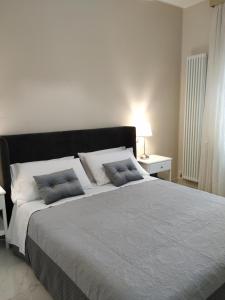 墨西拿Sotto le Mura的一间卧室配有一张大床和两个枕头