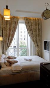 华沙马萨科斯卡旅馆的一间卧室设有一张大床和大窗户