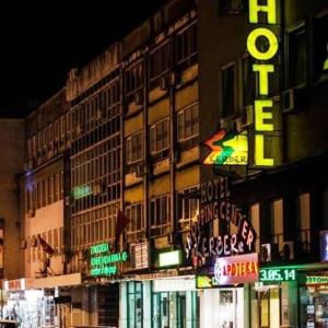 波德戈里察可贝尔酒店的建筑的侧面有 ⁇ 虹灯标志