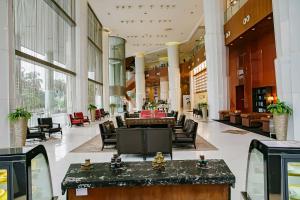 拉各斯拉各斯洲际酒店的大楼内带桌椅的大堂
