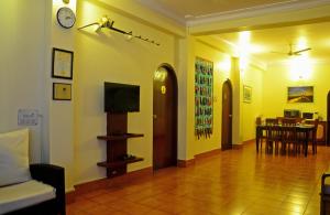 布莱尔港Kokari Guesthouse的客厅配有沙发和墙上的时钟