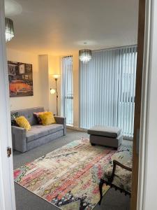 伯明翰Lovely City centre 1 bed apartment with free on site parking by Lets Relocations的带沙发和地毯的客厅