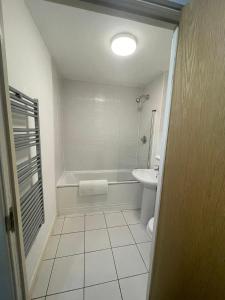 伯明翰City centre 1 bed apartment with free on site parking with CCTV by Lets Relocations的带浴缸、卫生间和盥洗盆的浴室