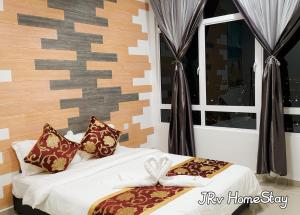 马六甲JRv HotelStyle HomeStay Melaka的一间卧室设有两张床和窗户。