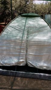 帕琉乔拉Camping Paleochora的帐篷,用油布包裹