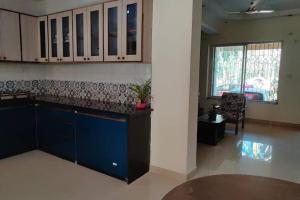 达波林Tangerine Stay - Friends & Family 4BHK Villa, Goa的厨房设有蓝色的柜台和窗户。