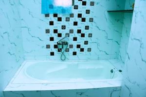 伊加特普里BimalFarm at Koroli Hills的带浴缸的浴室和瓷砖墙