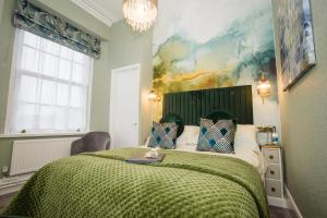 托基克利夫兰2011-2012四星级金奖酒店的一间卧室配有一张带绿毯的大床