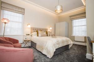托基克利夫兰2011-2012四星级金奖酒店的一间卧室配有一张大床和一张沙发