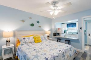 圣徒皮特海滩Upham Beach Inn的一间卧室配有一张床和吊扇