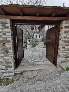 沃洛斯Archontiko Elena的木门砖砌建筑的入口