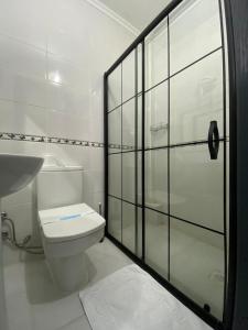 巴勒克埃西尔Özdemir Otel的白色的浴室设有卫生间和水槽。