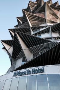 埃斯比约A Place To Hotel Esbjerg的建筑的侧面有标志