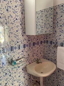 佩德纳莱斯Hotel Pedernales Italia Republica Dominicana的一间带水槽和镜子的浴室
