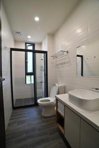 吉安微觀海洋民宿的白色的浴室设有卫生间和水槽。