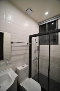 吉安微觀海洋民宿的浴室配有卫生间、盥洗盆和淋浴。