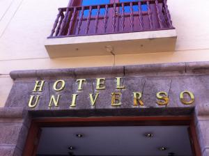 阿亚库乔环球酒店的建筑一侧读旅馆大学的标志