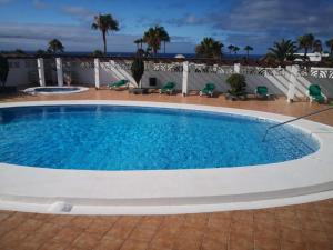 蒂亚斯Apartamento Puerto del Carmen Las Vistas 247的度假村内的大型游泳池