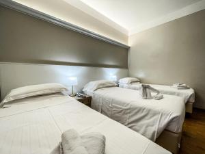 蒙蒂基亚里埃尔芬特酒店的一间设有两张床和椅子的房间
