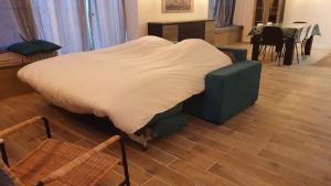 布鲁瓦"Gîte Le Relais Viennois" vue sur Loire & linge inclus的一张床上的毯子,放在房间里